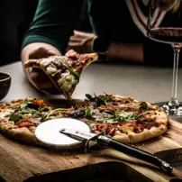 Krájač na pizzu - čierny