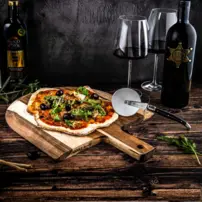 Krájač na pizzu čierny s servírovacou doskou - Acasia - čierne