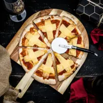 Krájač na pizzu čierny s servírovacou doskou - Acasia - čierne