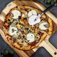 Krájač na pizzu čierny s servírovacou doskou - Acasia - čierne