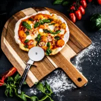 Krájač na pizzu čierny s servírovacou doskou - Acasia - čierne