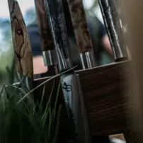 Magnetický stojan na nože Style de Vie - orechové drevo na podstavci z prírodného kameňa